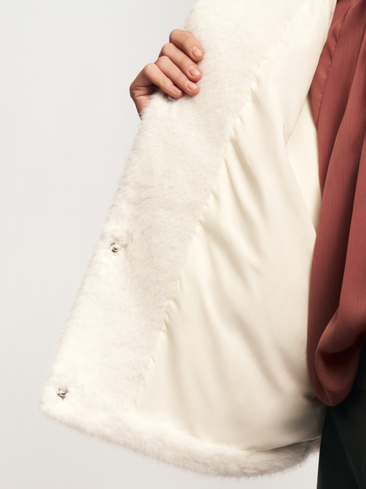 Короткая куртка-шуба из экомеха с капюшоном