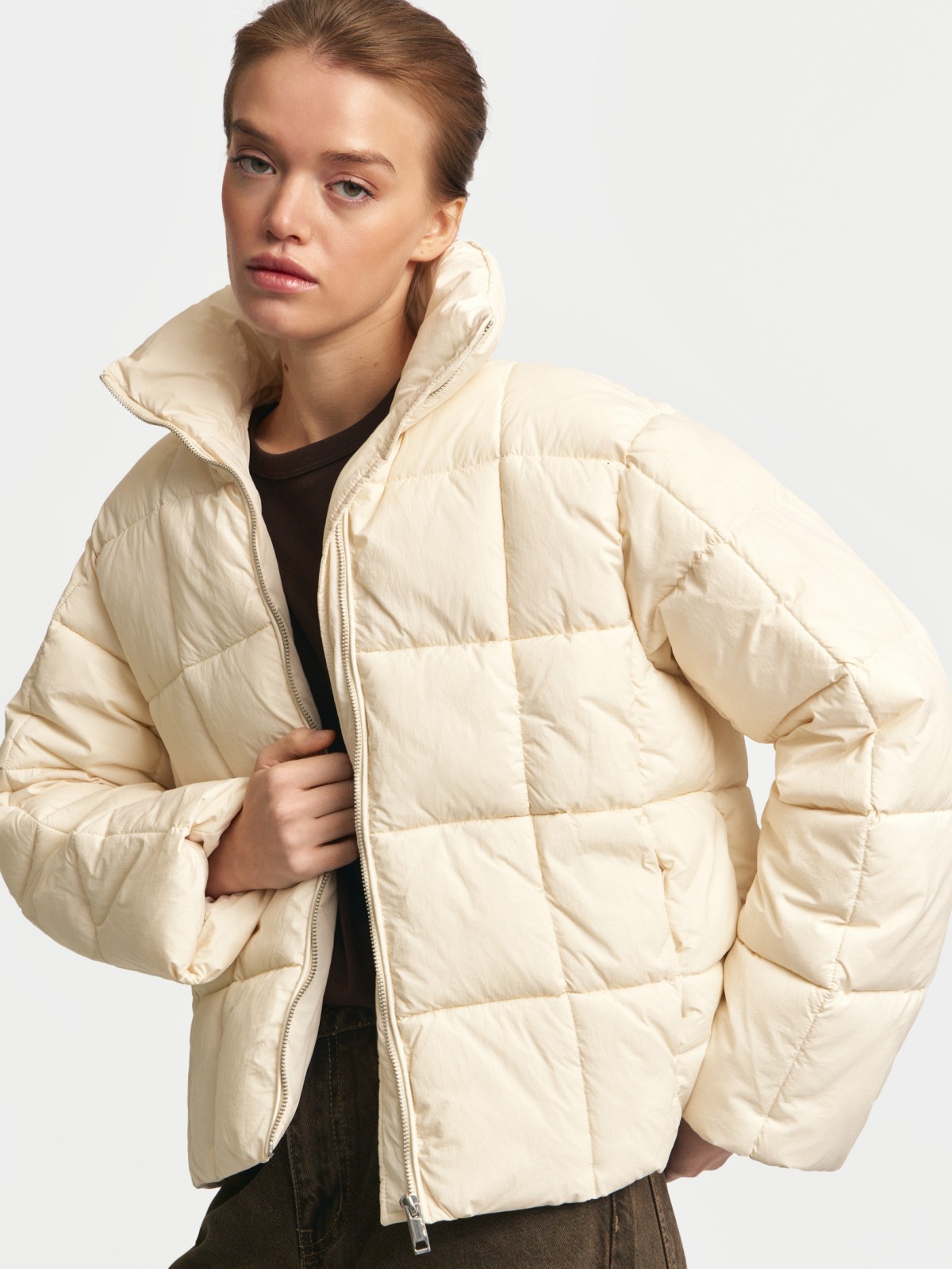 Тёплая короткая куртка на молнии с высоким воротником