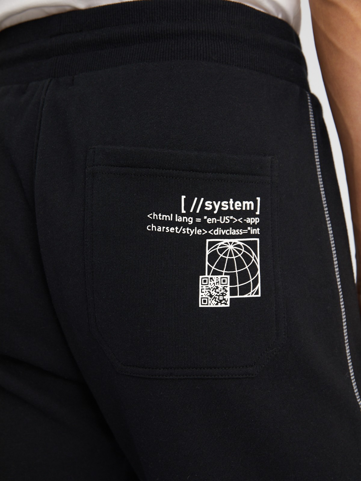 Утеплённые трикотажные брюки-джоггеры в спортивном стиле с принтом