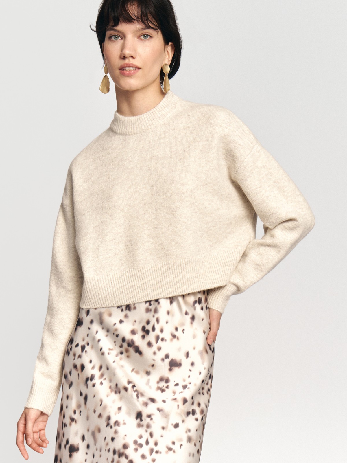 Вязаный свитер с воротником-стойкой