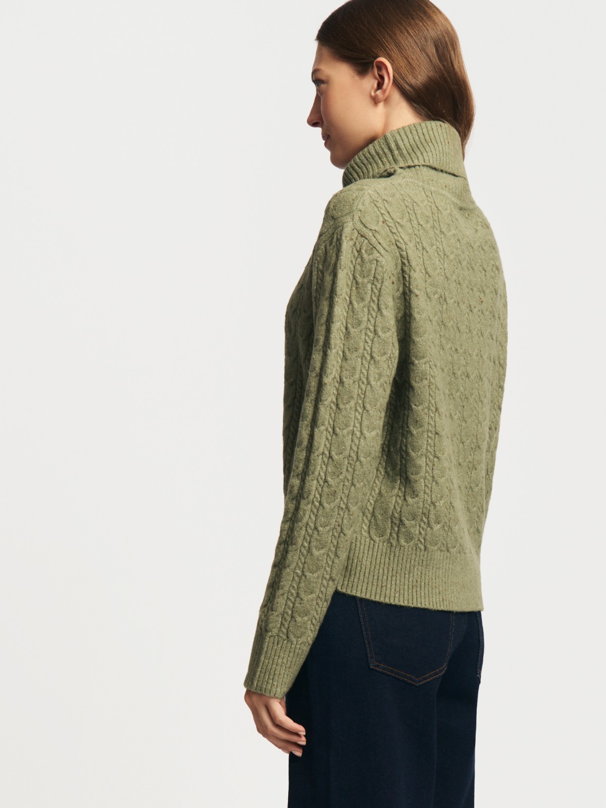 Вязаный свитер с горлом и узором косы