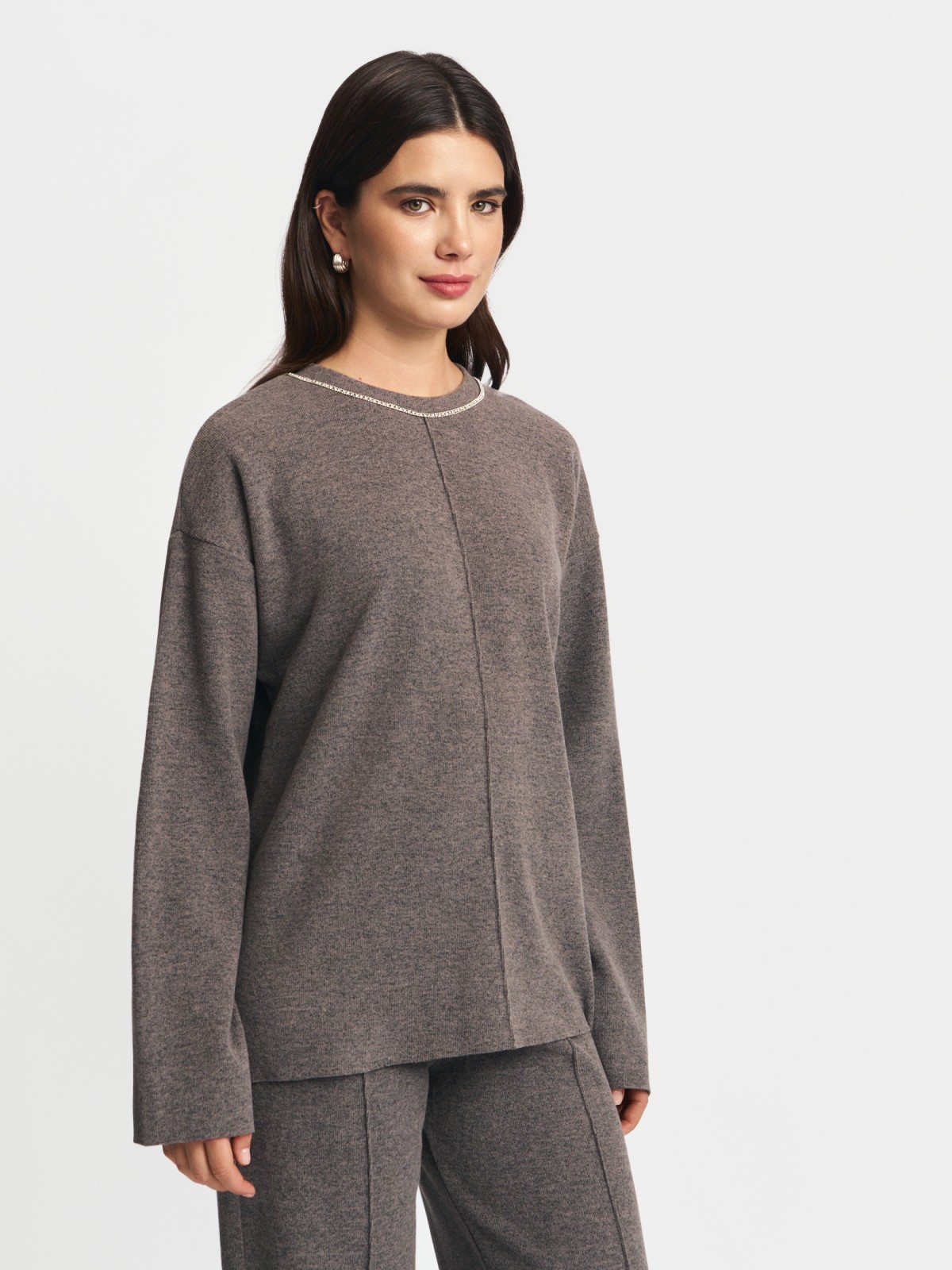 Трикотажный джемпер с декором у выреза