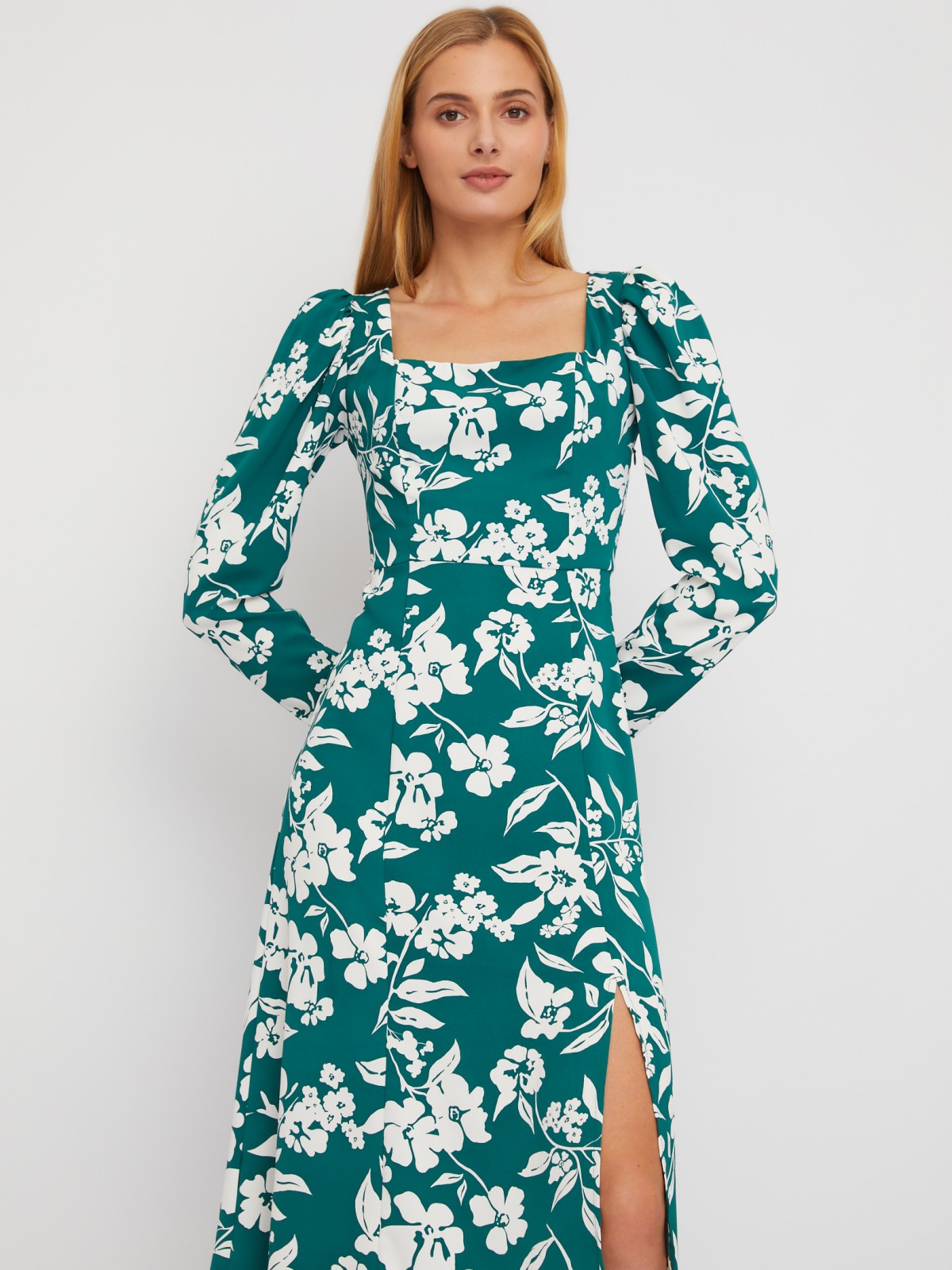 Платье длины миди с разрезом по ноге и цветочным принтом 999₽