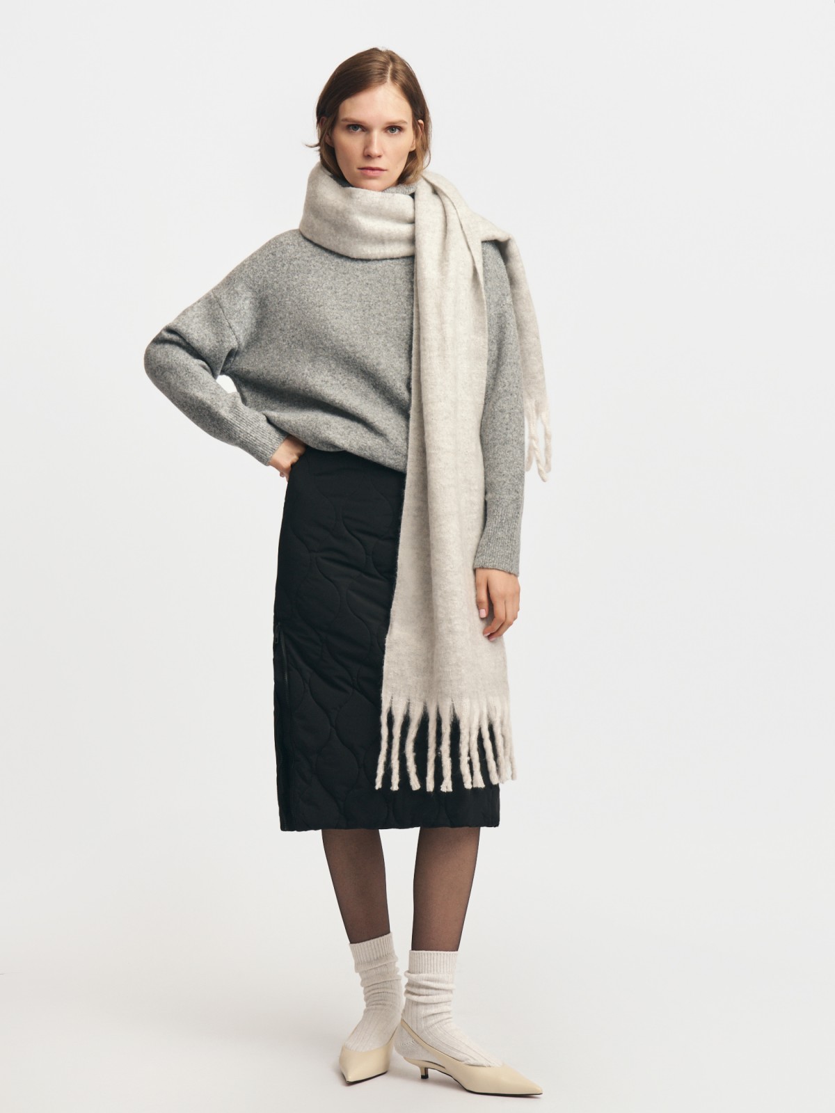 Длинный вязаный свитер с воротником-гольф