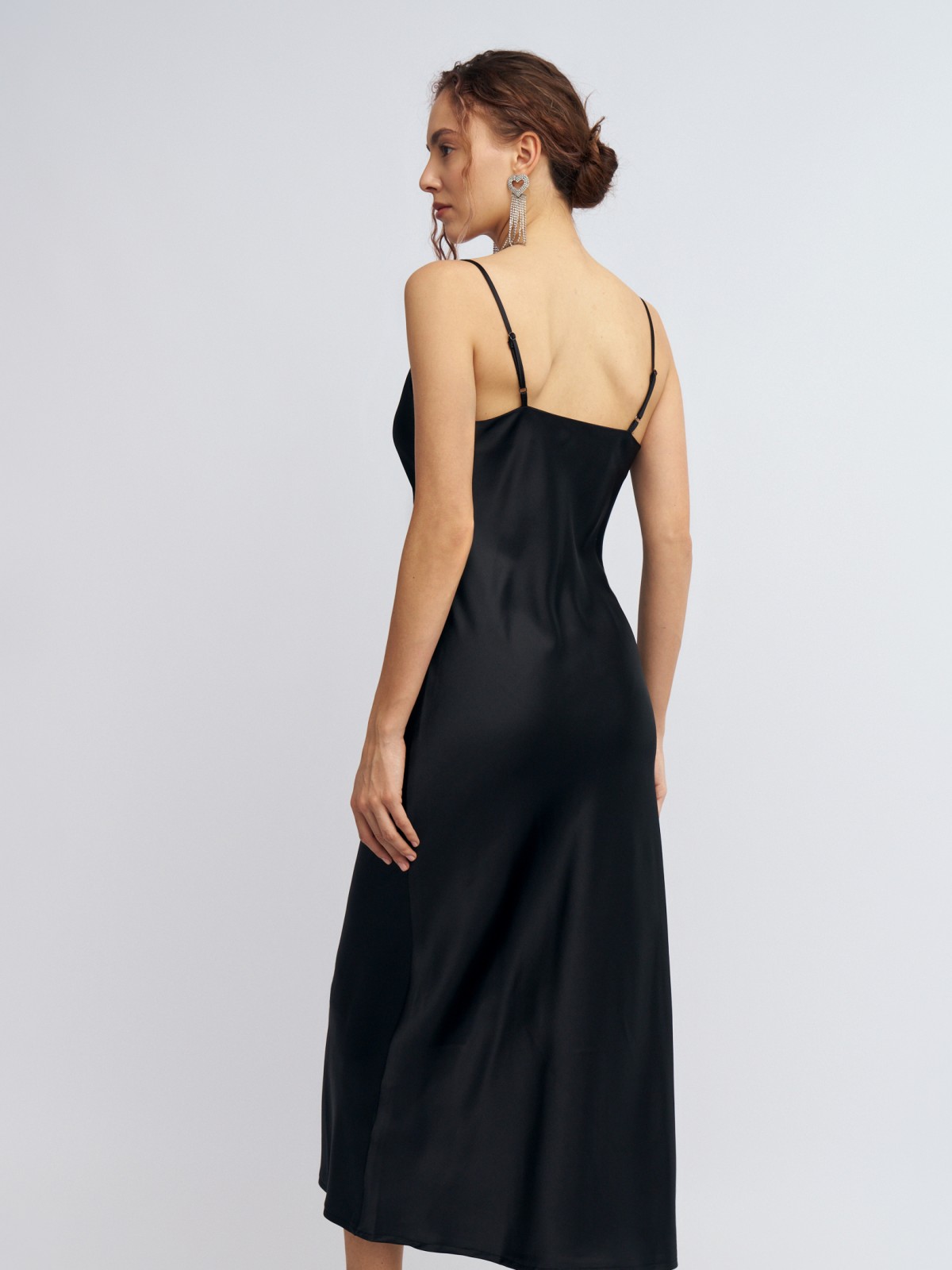 Атласное платье-комбинация миди на бретельках