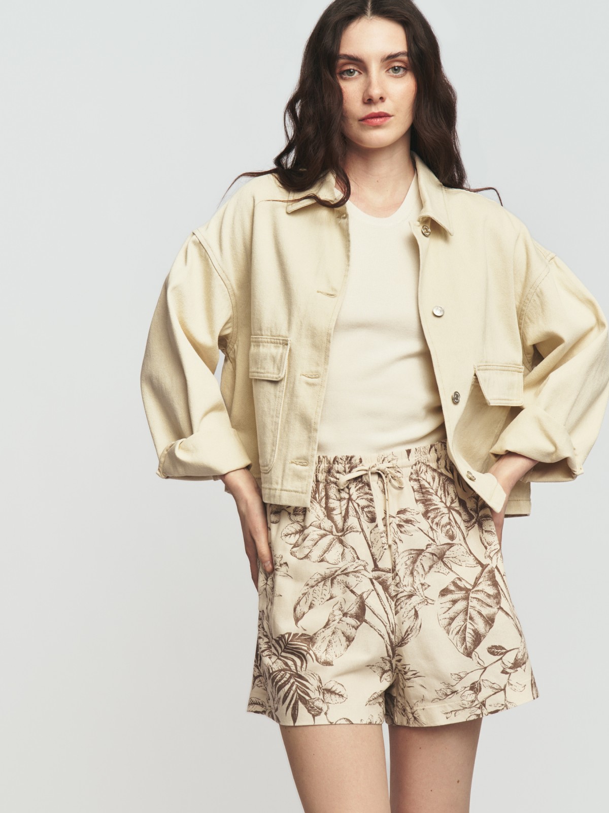 Льняные шорты на резинке с карманами