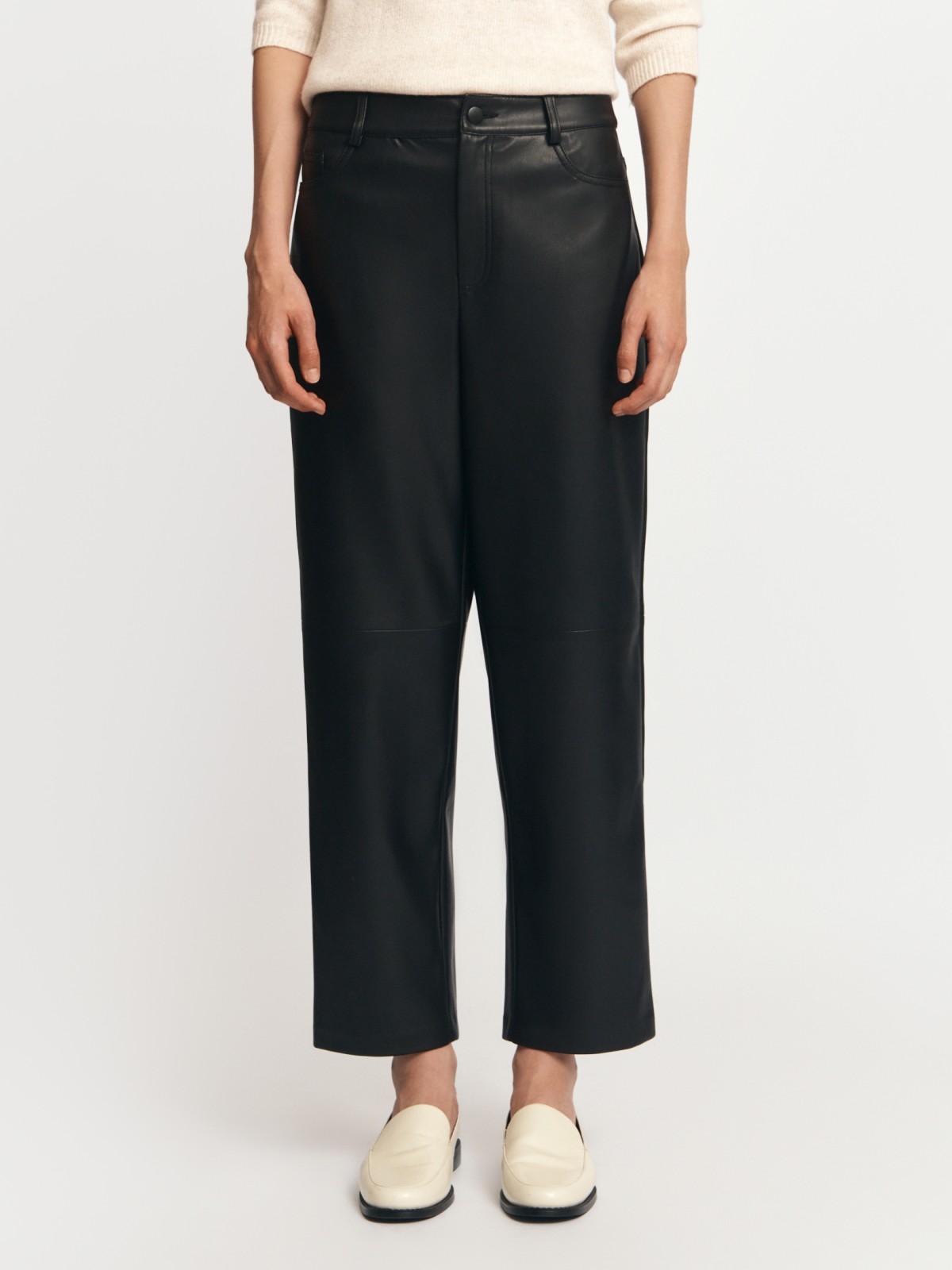 Зауженные брюки из экокожи