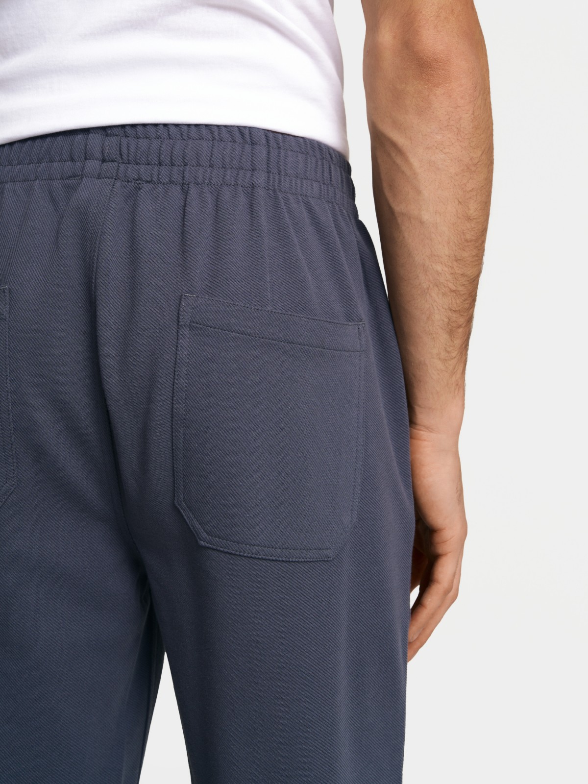 Брюки на резинке в спортивном стиле