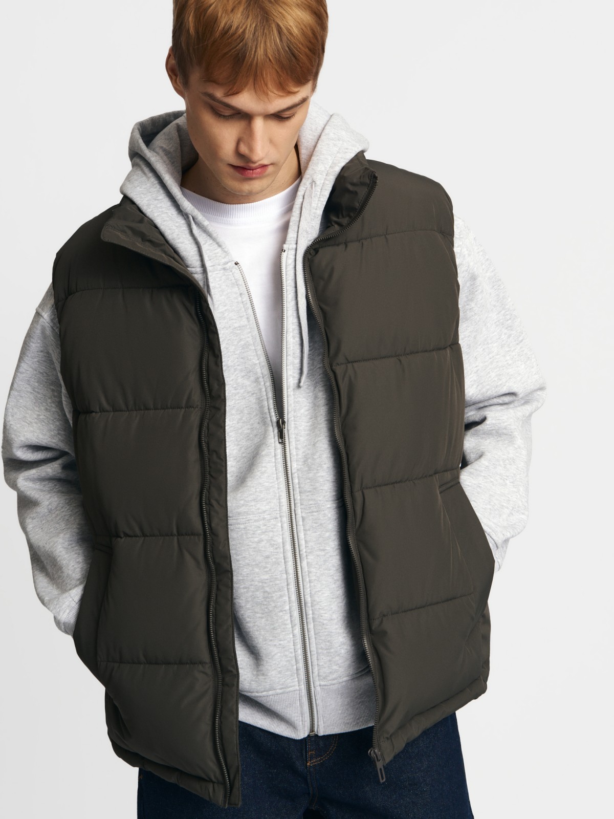 Утеплённый жилет на молнии с воротником-стойкой