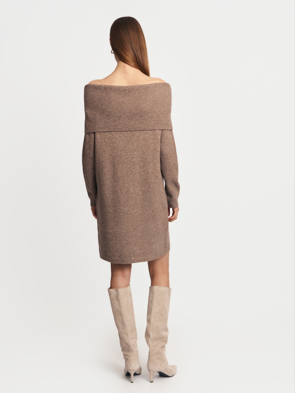 Вязаное платье-джемпер с открытыми плечами