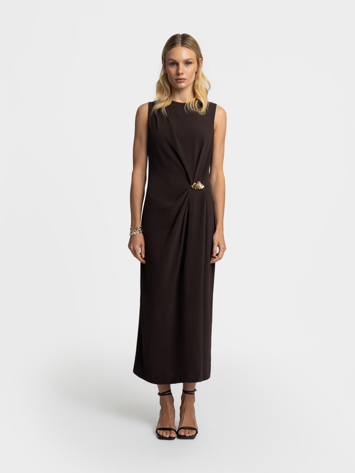 Платье миди с драпировкой без рукавов