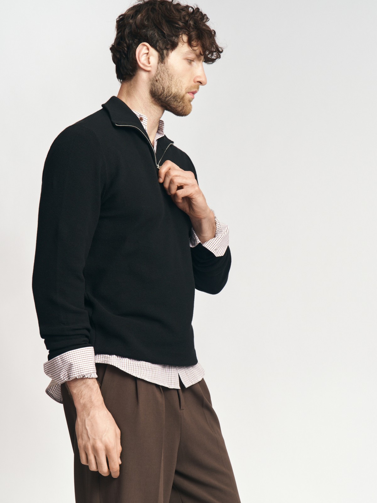 Тонкий трикотажный свитер с горлом на молнии