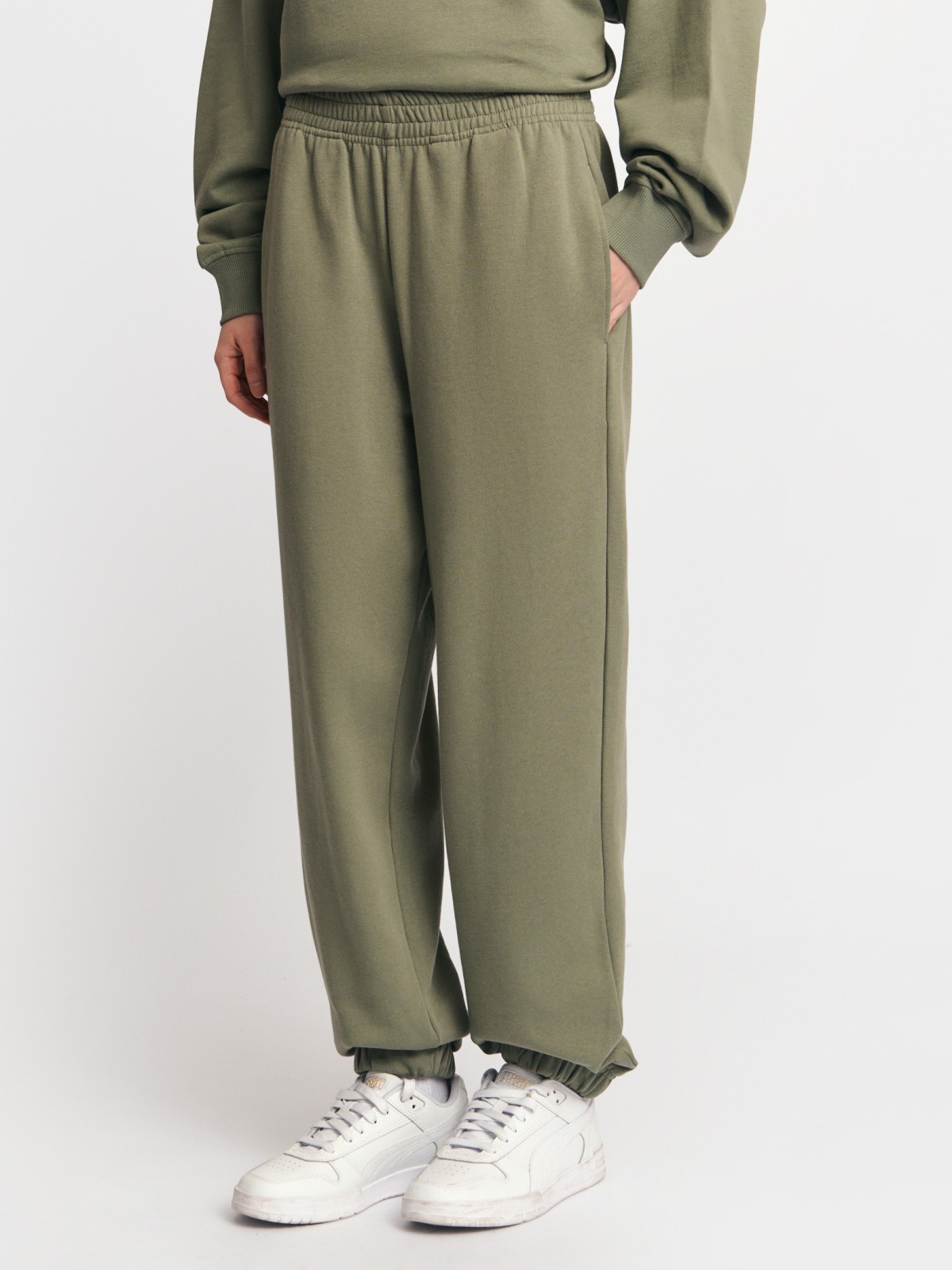 Утеплённые брюки-джоггеры из хлопка на резинке