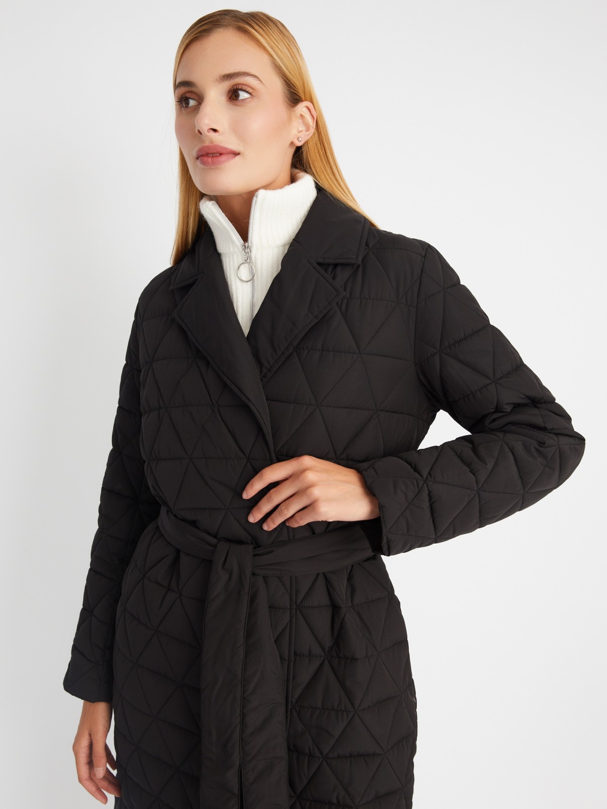 Утеплённая стёганая куртка-пальто с отложным воротником и поясом