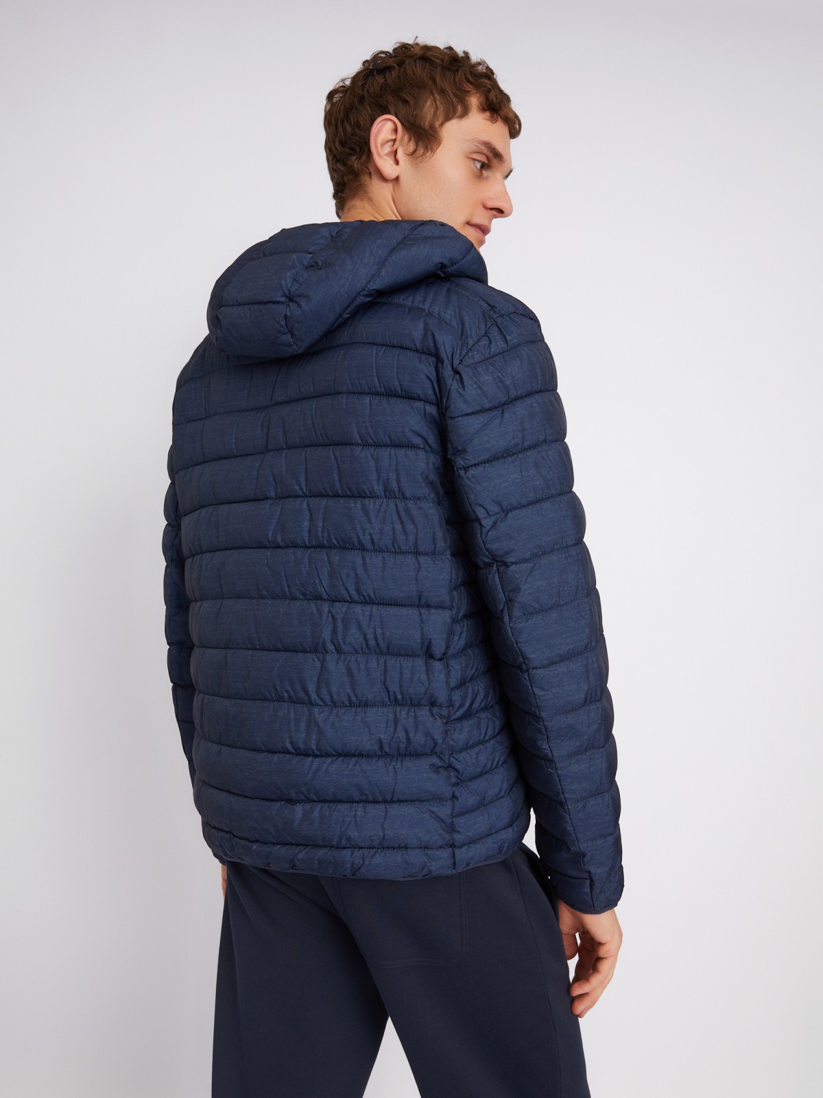 Лёгкая утеплённая стёганая куртка на молнии с капюшоном zolla 012335114184, цвет синий, размер L - фото 6