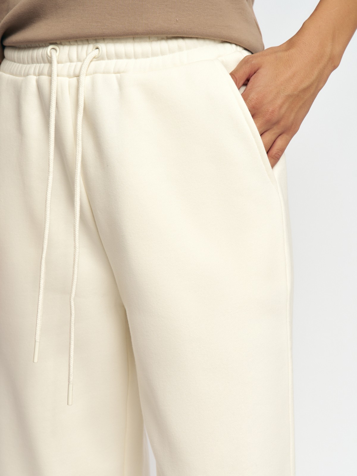 Утеплённые брюки-джоггеры на резинке