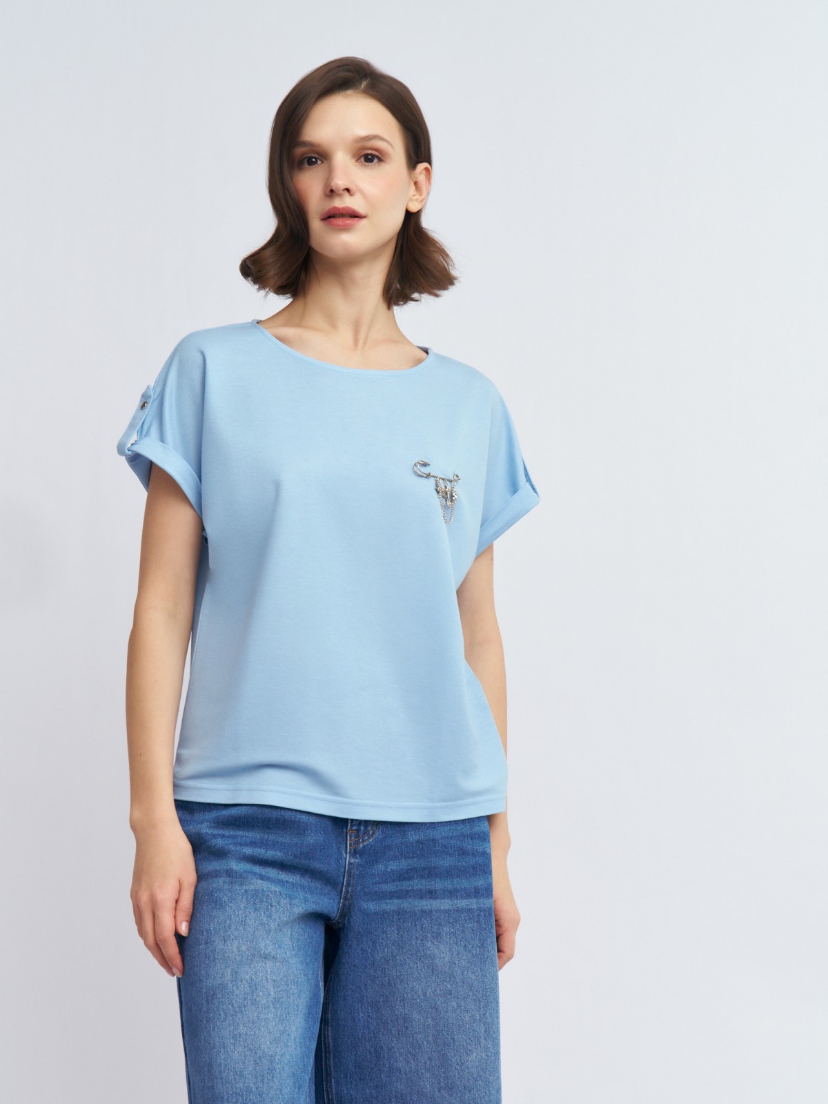 Блузка-футболка с коротким рукавом и брошью