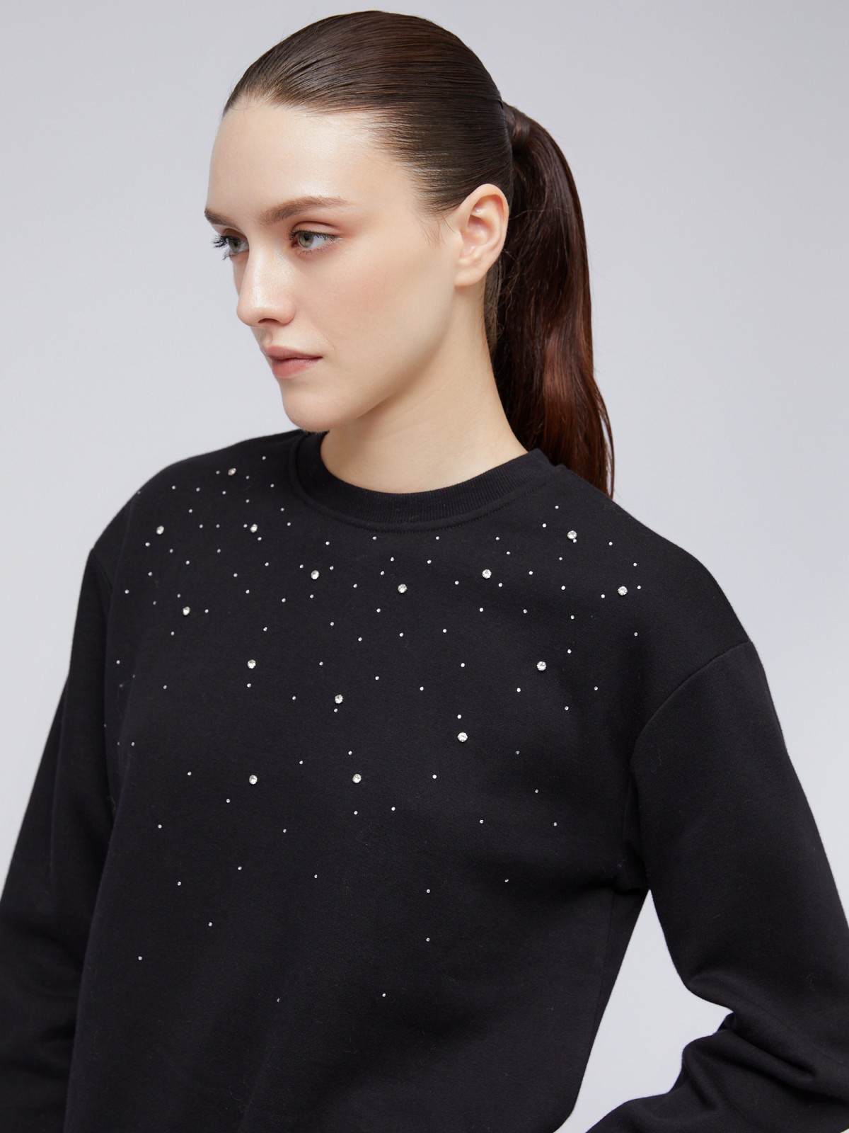 Утеплённый свитшот со стразами