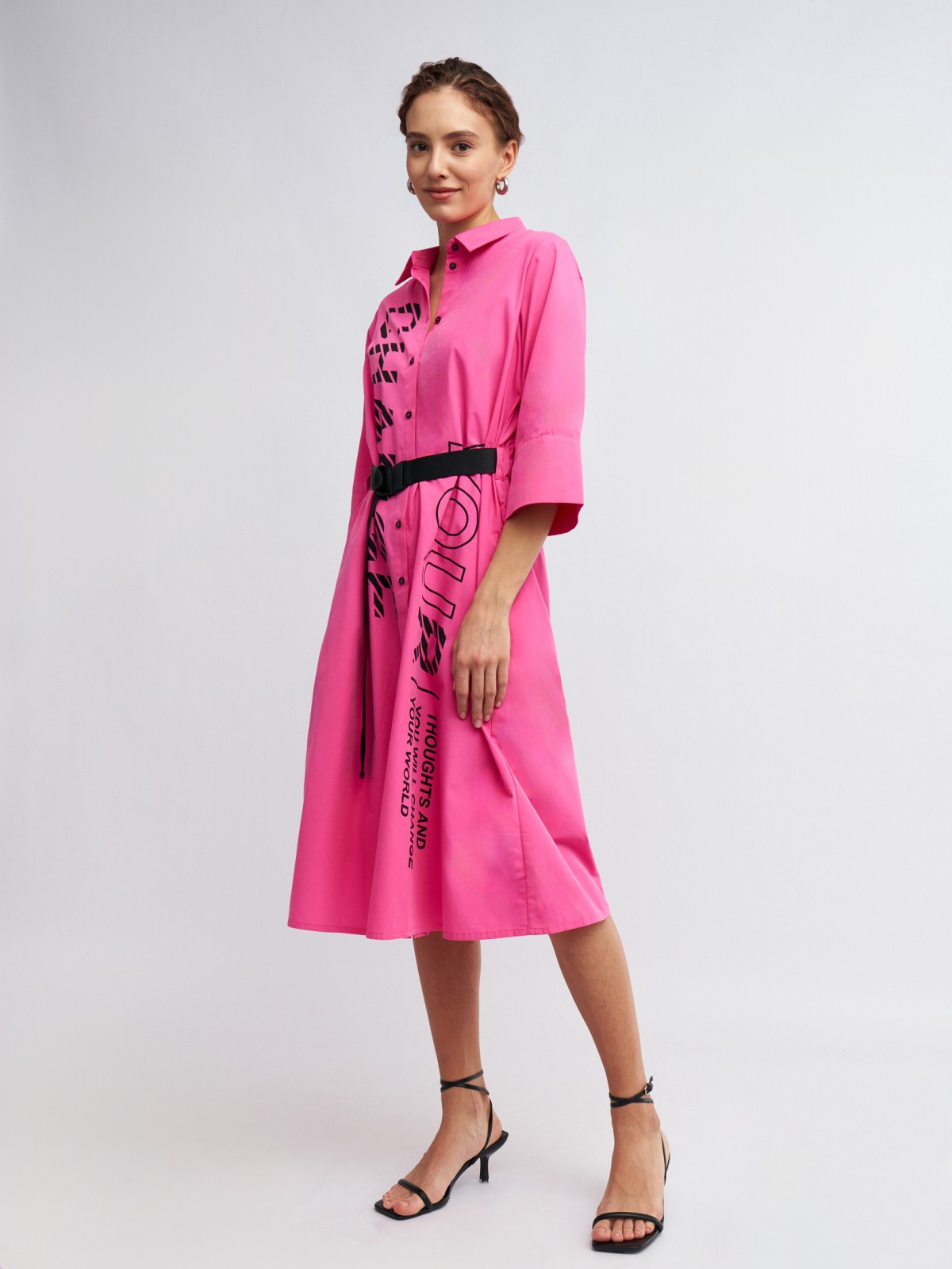 Платье-рубашка миди с надписями и ремнём