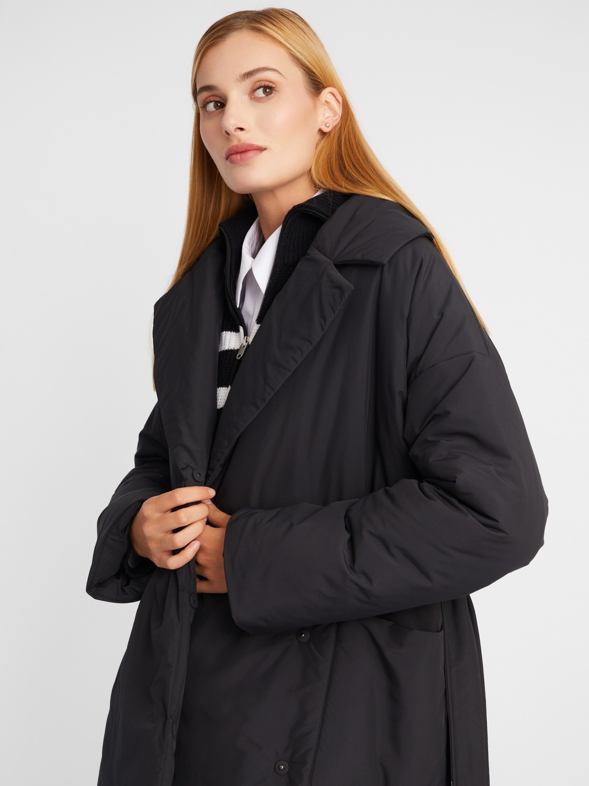Тёплое пальто оверсайз силуэта на синтепоне с отложным воротником и поясом zolla 023335297244, цвет черный, размер L - фото 3