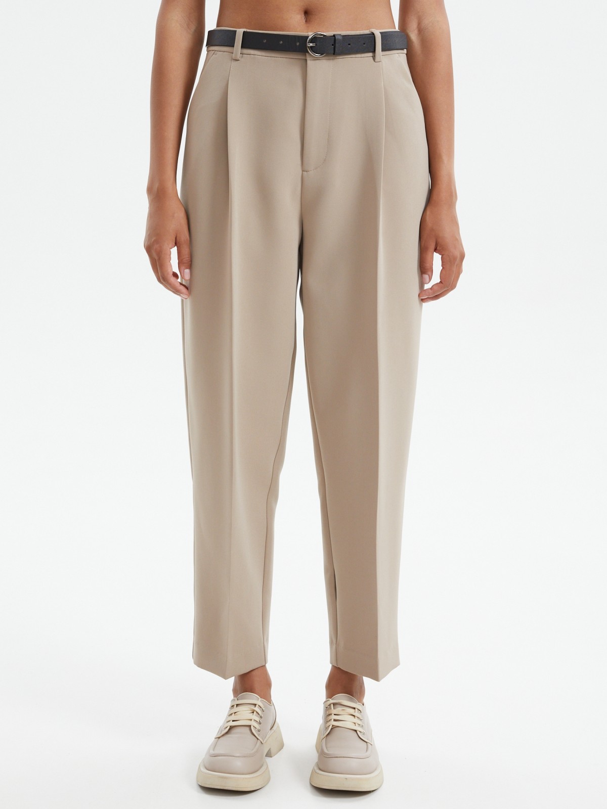 Брюки фасона Carrot со стрелками и ремнём