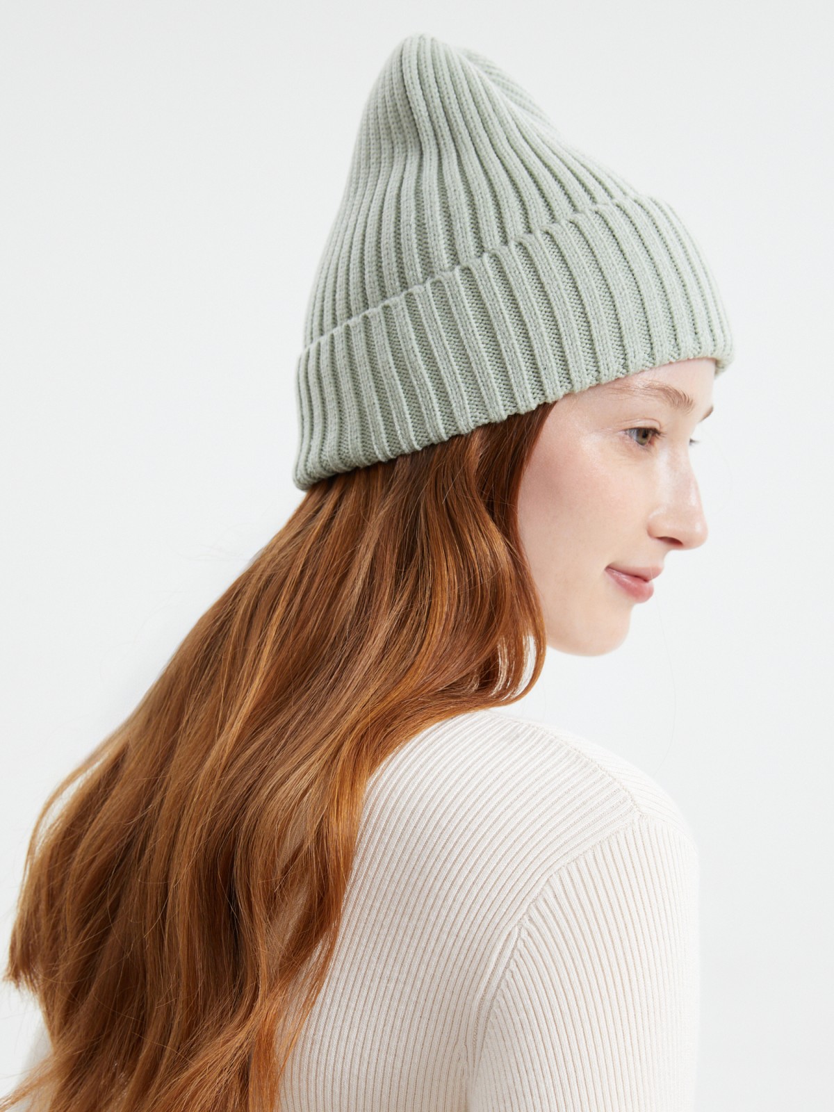 Вязаная шапка-бини с отворотом