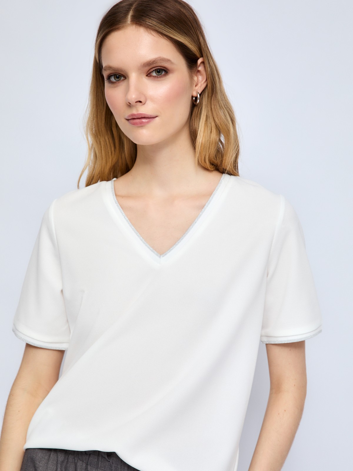Блузка-футболка с V-образным вырезом