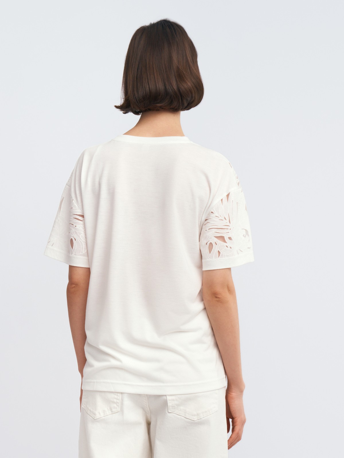 Футболка с ажурным узором на кокетке и рукавах