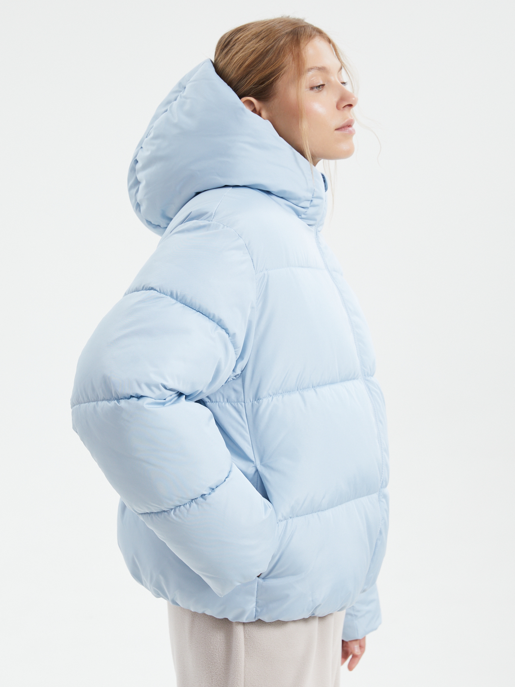 Короткая стёганая куртка с капюшоном