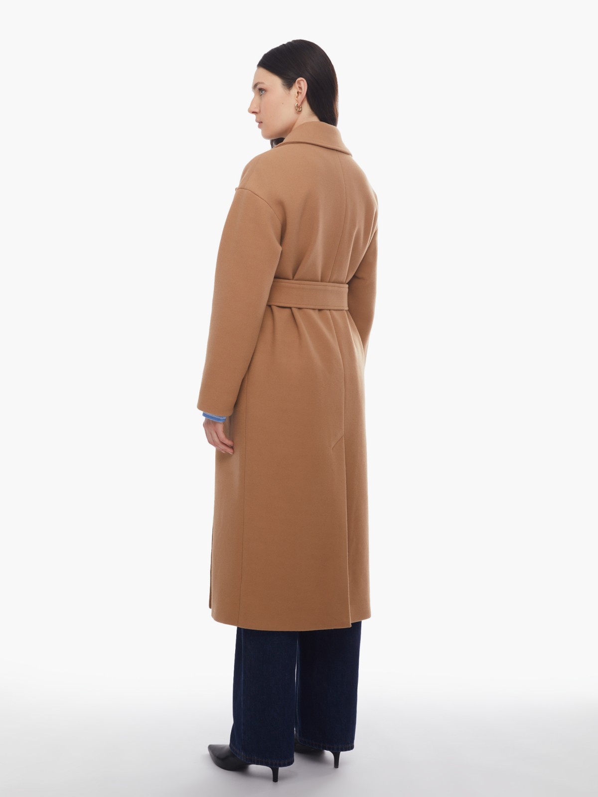 Длинное пальто оверсайз силуэта без утеплителя на пуговицах с поясом