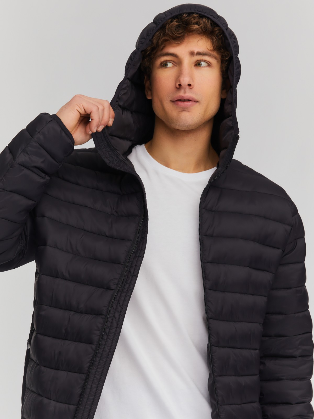 Лёгкая утеплённая стёганая куртка на молнии с капюшоном zolla 01412512N074, цвет черный, размер S - фото 4