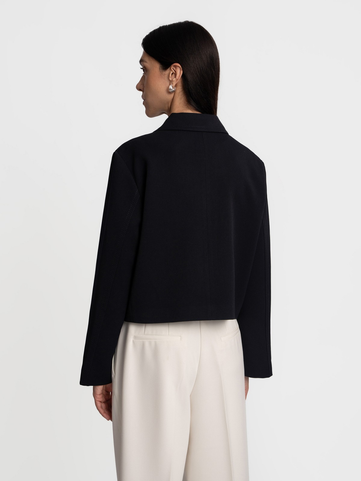 Короткая куртка-жакет на пуговицах