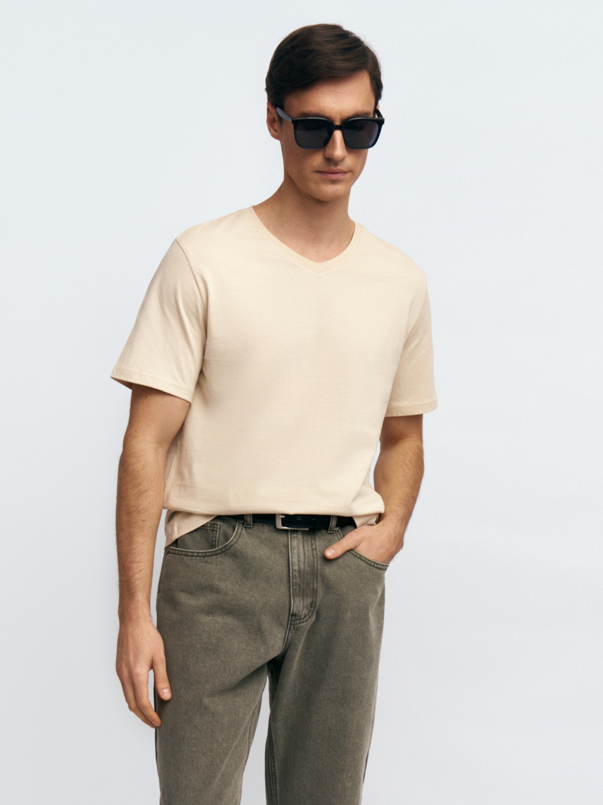 Футболка из хлопка с треугольным вырезом