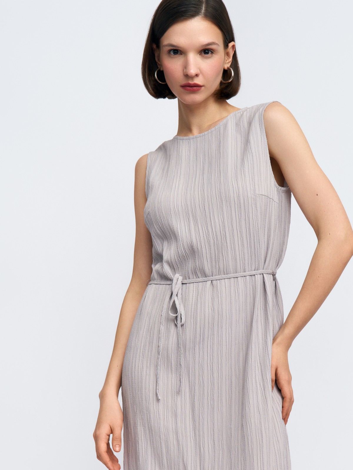 Платье миди без рукавов с поясом и фактурой гофре