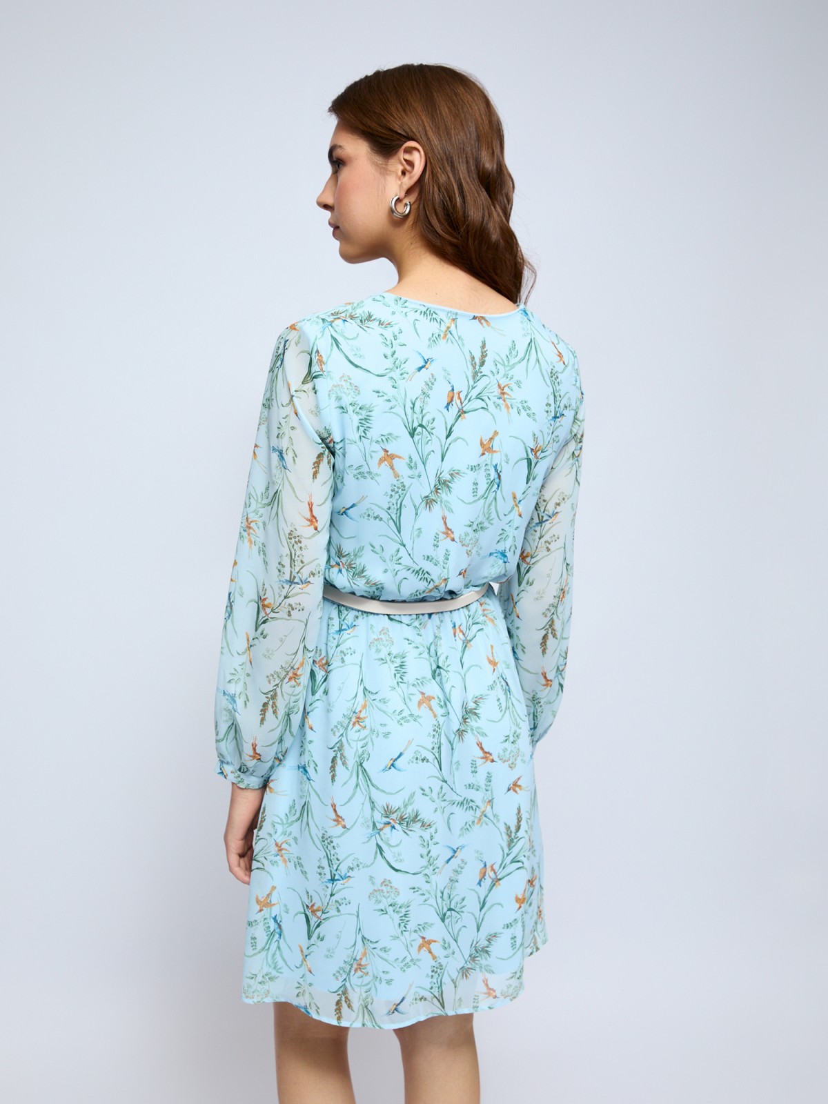 Шифоновое платье мини с вырезом и ремнём