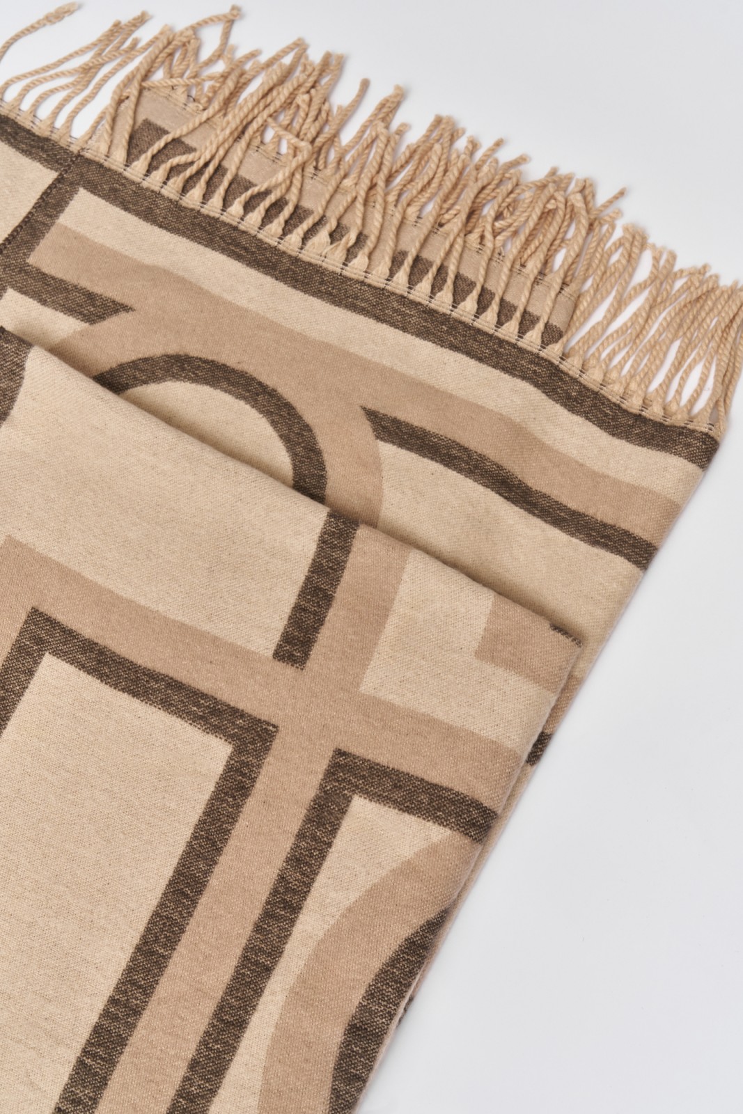 Тканевый шарф с узором и бахромой