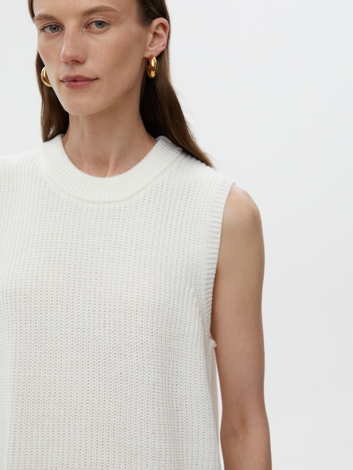 Вязаный жилет без рукавов