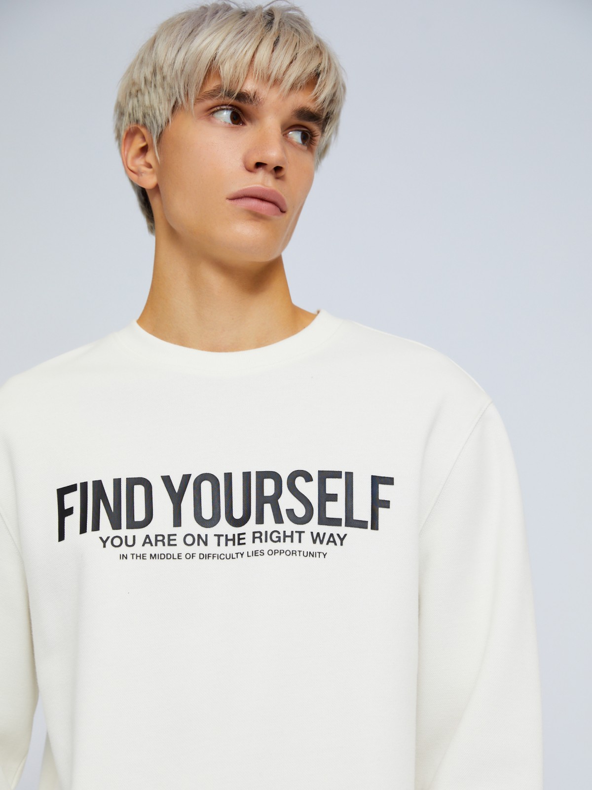 Свитшот из фактурного трикотажа с принтом-надписью