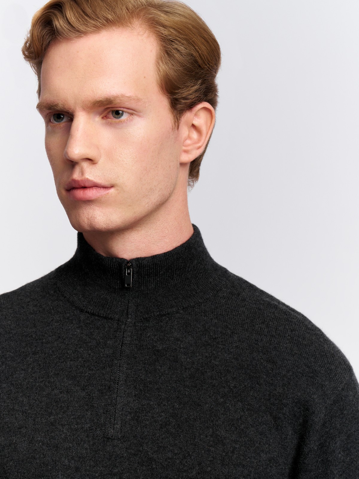 Тонкий шерстяной свитер с горлом на молнии