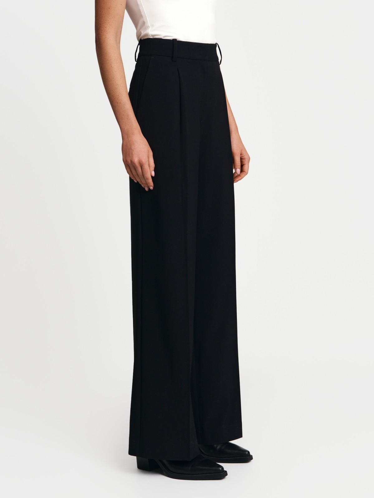 Брюки прямого силуэта с защипами