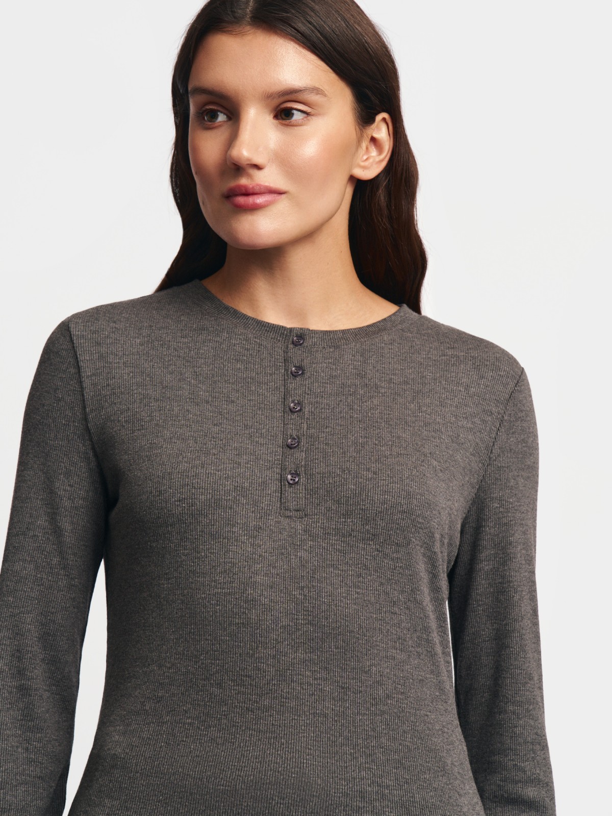 Трикотажный лонгслив хенли на пуговицах