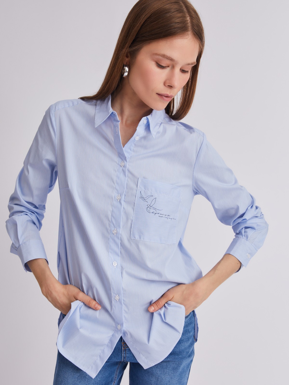 Офисная рубашка прямого силуэта с акцентом на кармане zolla 223311159242, цвет светло-голубой, размер M - фото 1