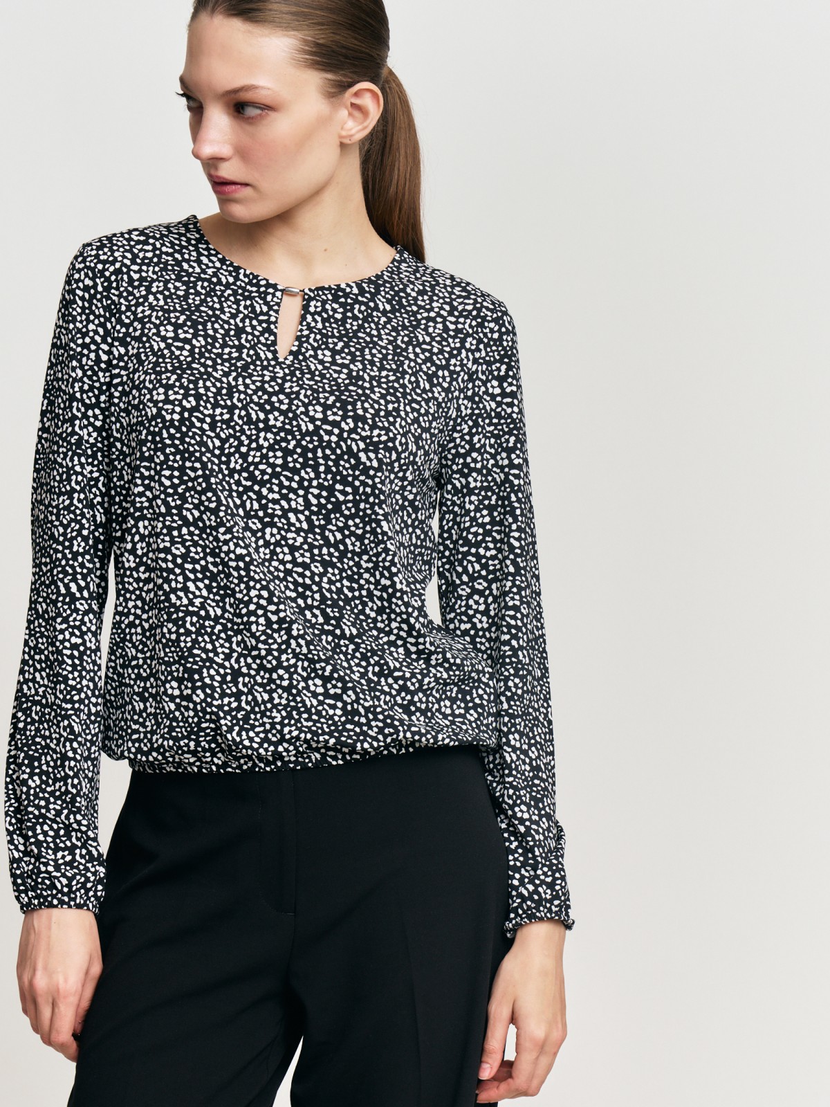 Трикотажная блузка на резинке с принтом