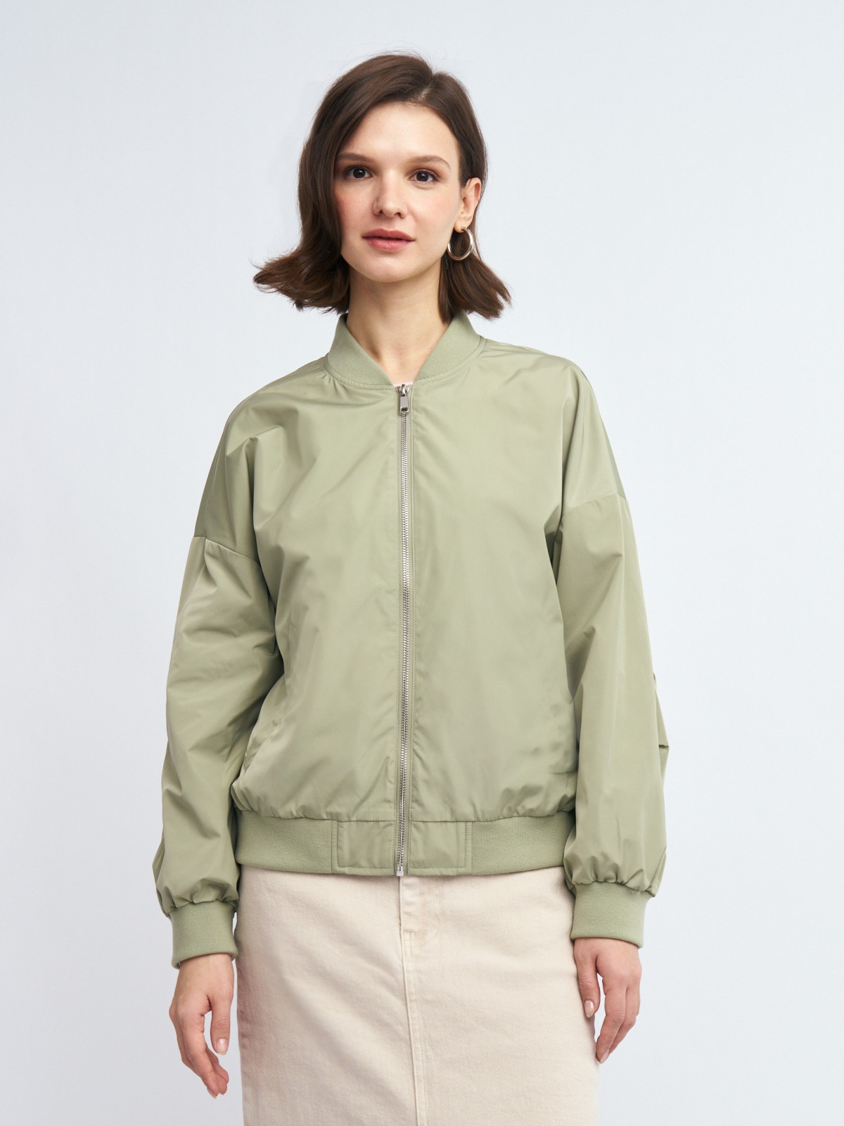 Короткая куртка-бомбер без утеплителя