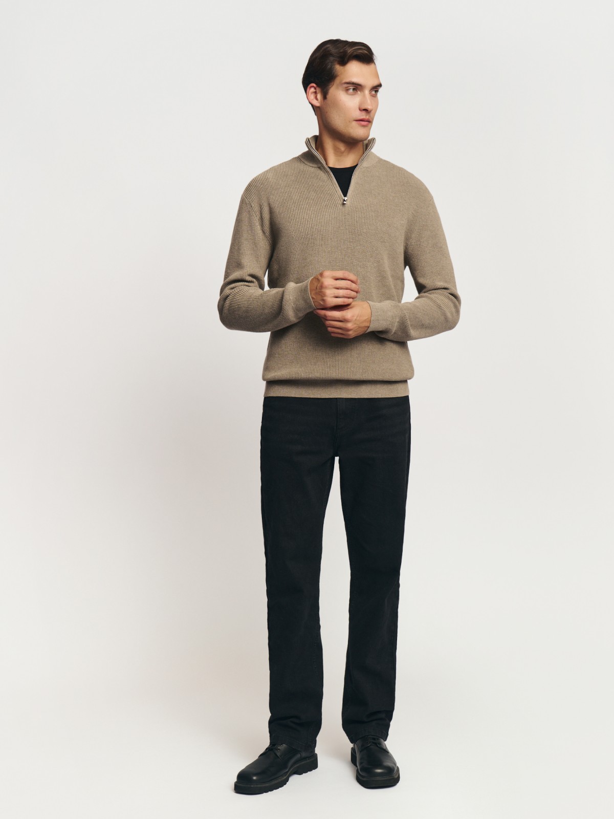 Тонкий вязаный свитер с горлом на молнии