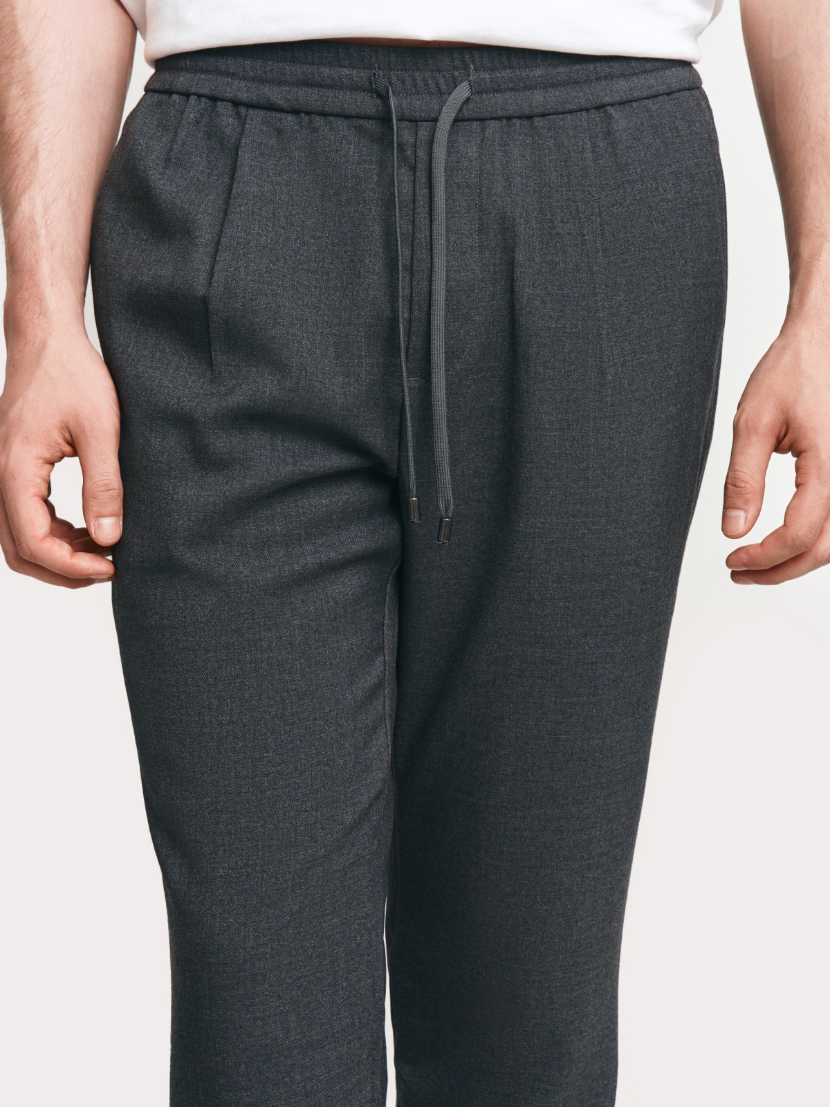 Брюки силуэта Tapered на резинке с кулиской