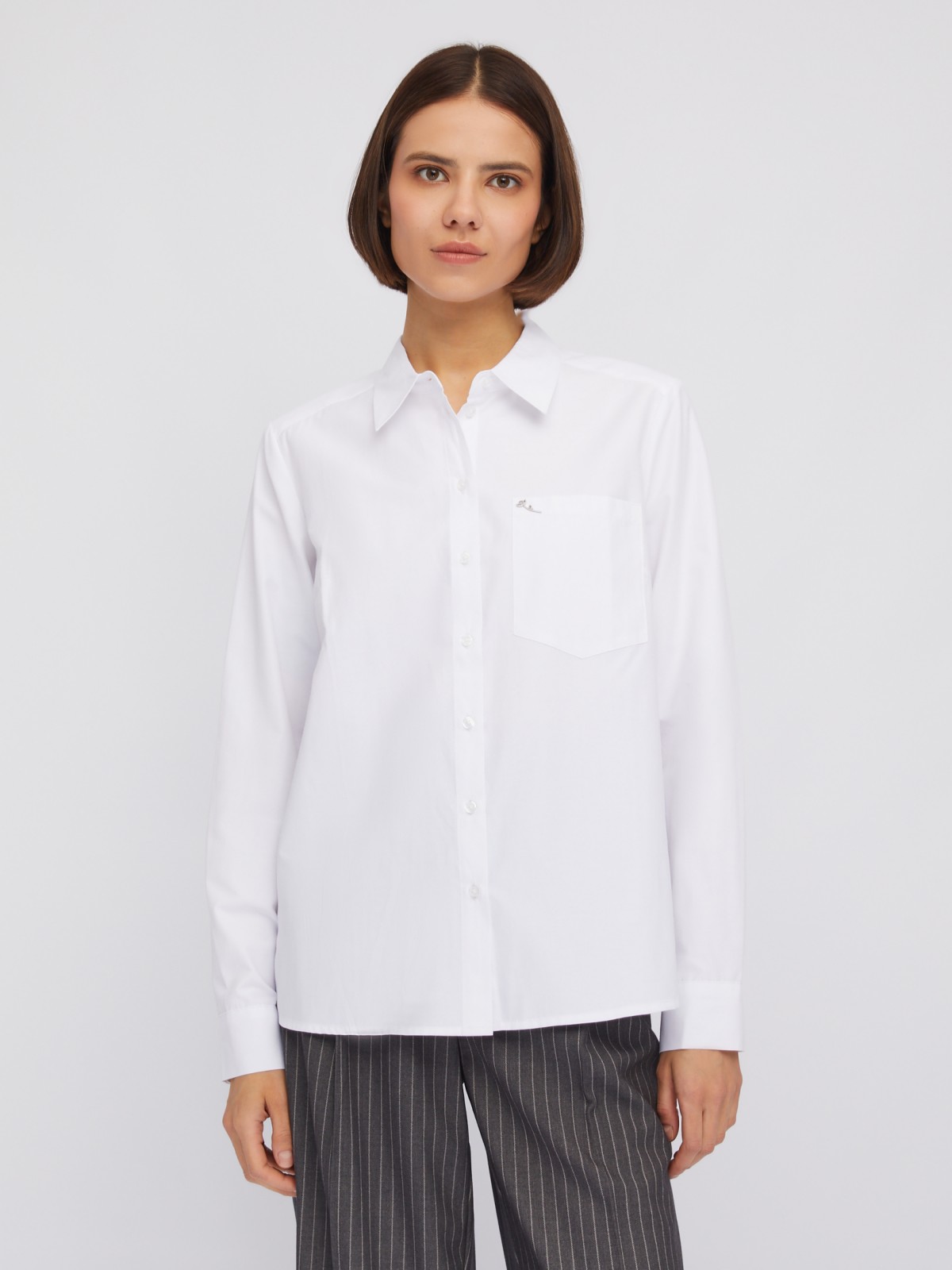 Рубашка прямого силуэта с металлическим значком-нашивкой zolla 02412117Y022, цвет белый, размер XS - фото 3