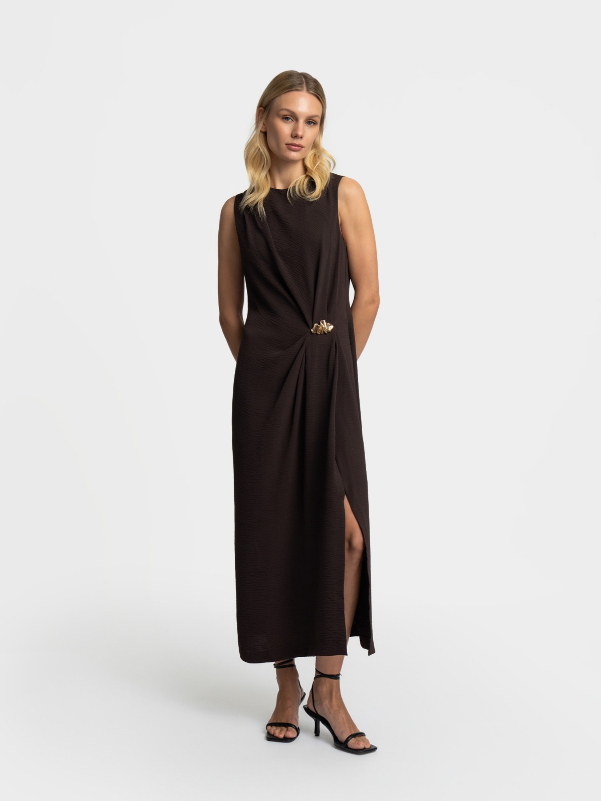 Платье миди с драпировкой без рукавов