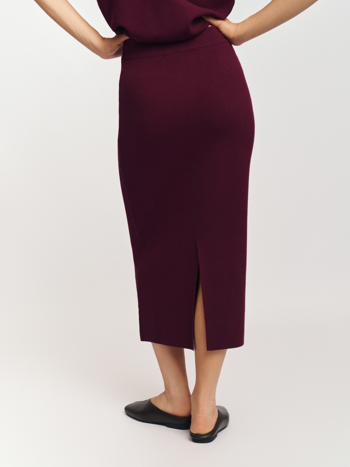 Трикотажная прямая юбка миди с разрезом