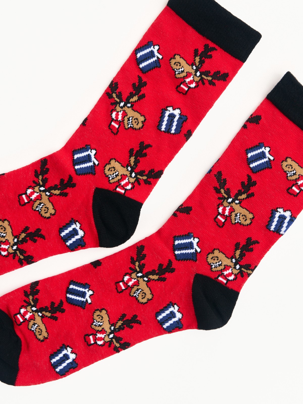 Высокие носки с новогодним узором
